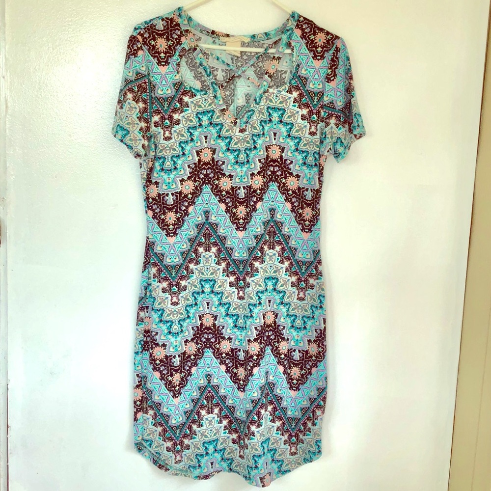 🦄 2/$16 Multi print criss- cross v neck dress